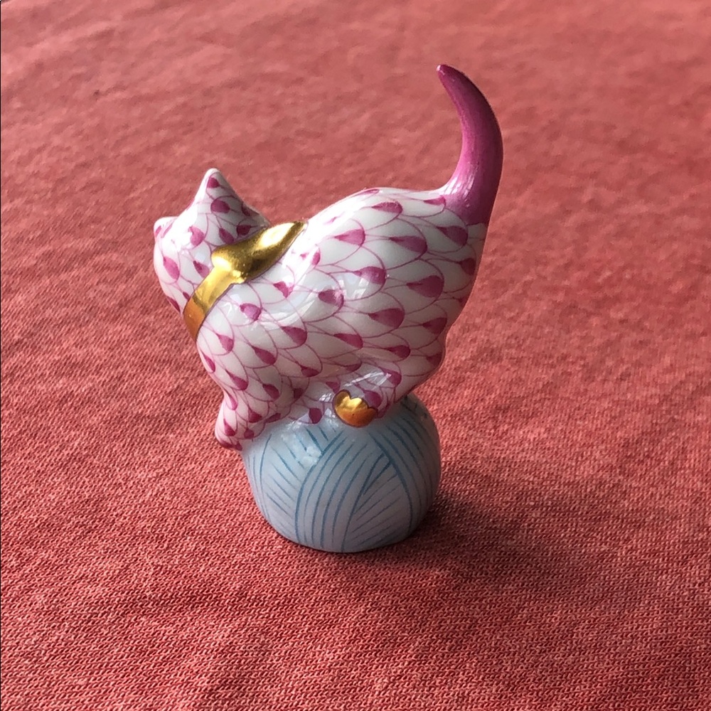 Herend  2000 kitten on yarn pink fish scale - Picture 3 of 7